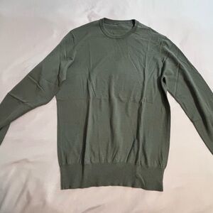 Men’s casual sweater.